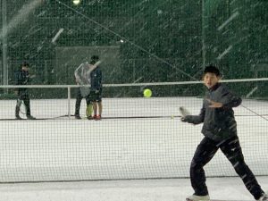 初雪の中